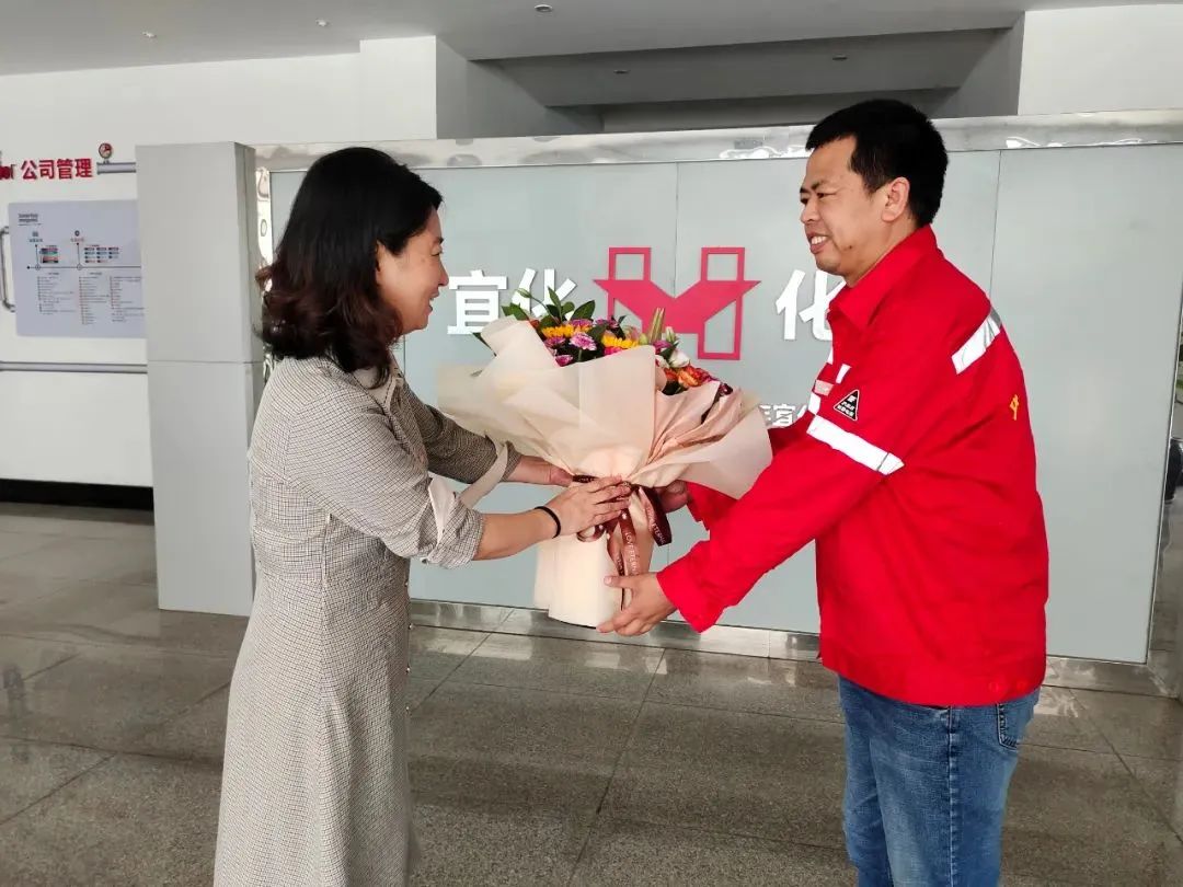 宜昌市總工會(huì)黨組成員、副主席李敏一行到化機(jī)公司慰問市勞動(dòng)模范左霄